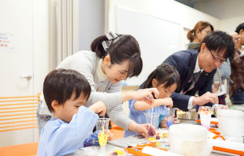 食品サンプルを作っている子供の写真