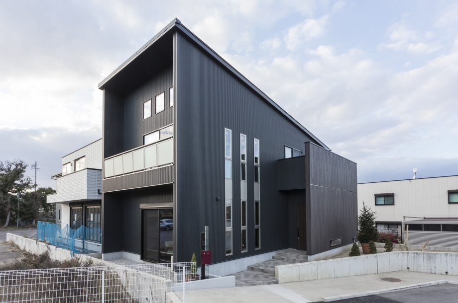 向きによって表情を変える飽きの来ないスタイリッシュな外観。