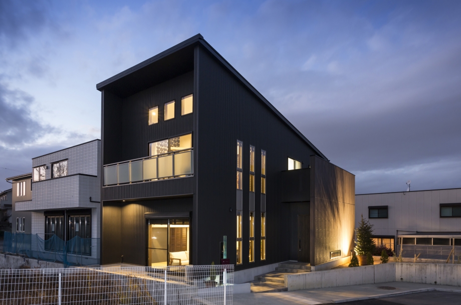 夜にライトアップした姿もかっこいいですね。