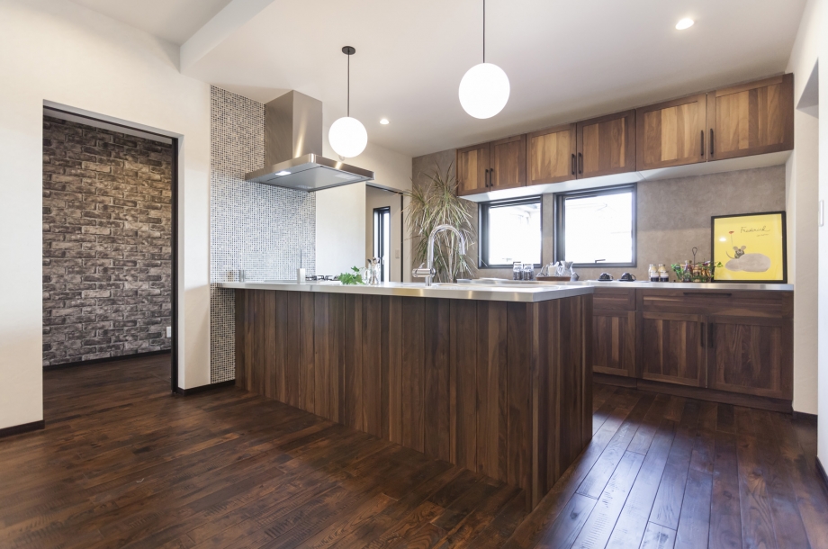 無垢材を利用したオープンキッチン。