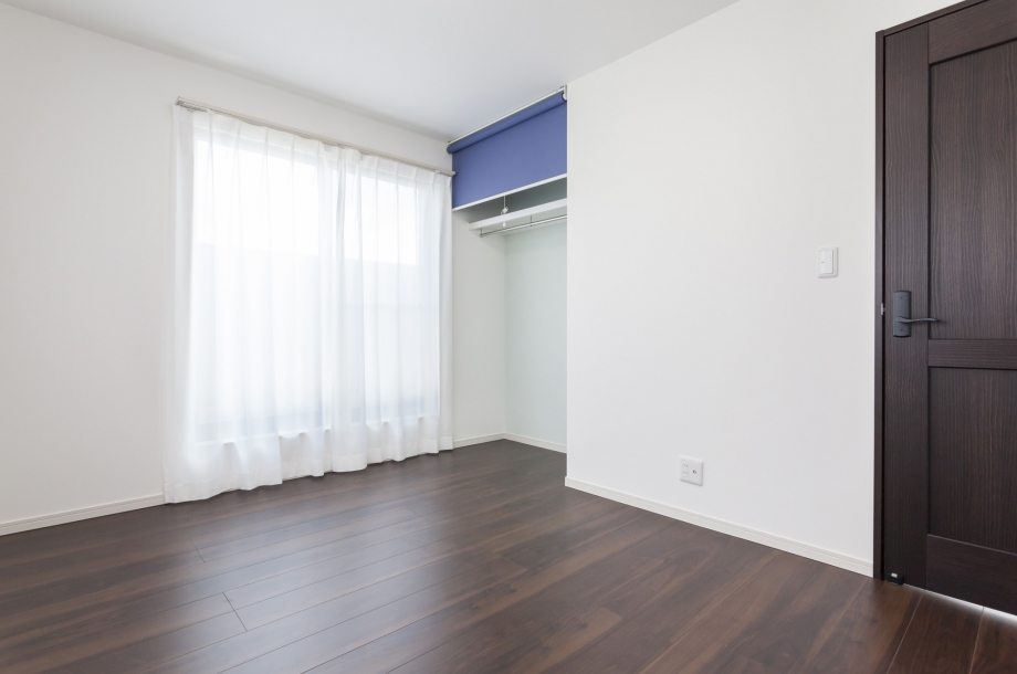 閉めたいときだけしめられるロールカーテンのクローゼットも使い方によっては便利です。