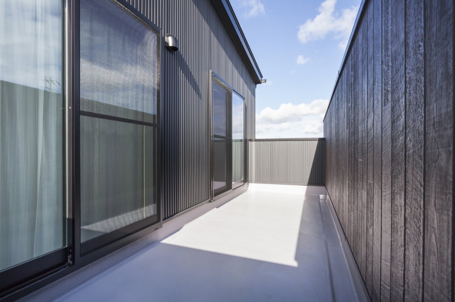 広々としたバルコニー、布団も楽々干せます。