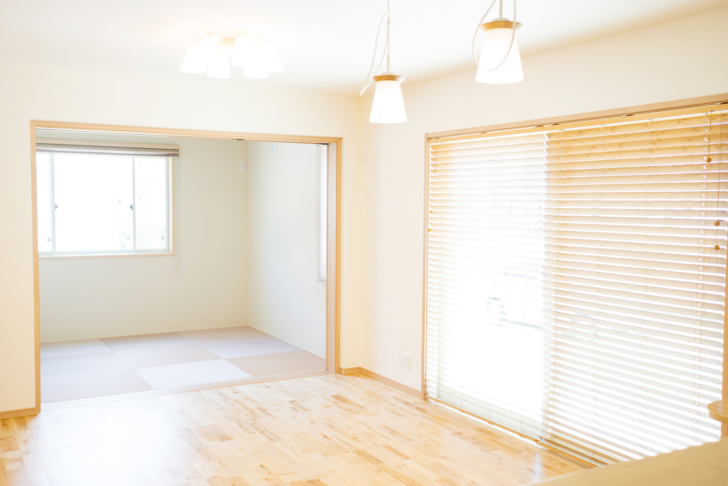 家具のコーディネートで表情を変えるシンプルなリビング。