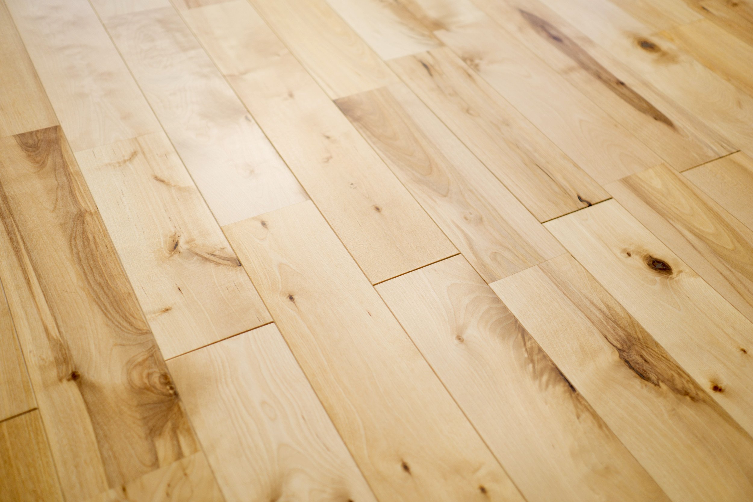 床材は節のある素材感の強い無垢材を使用。