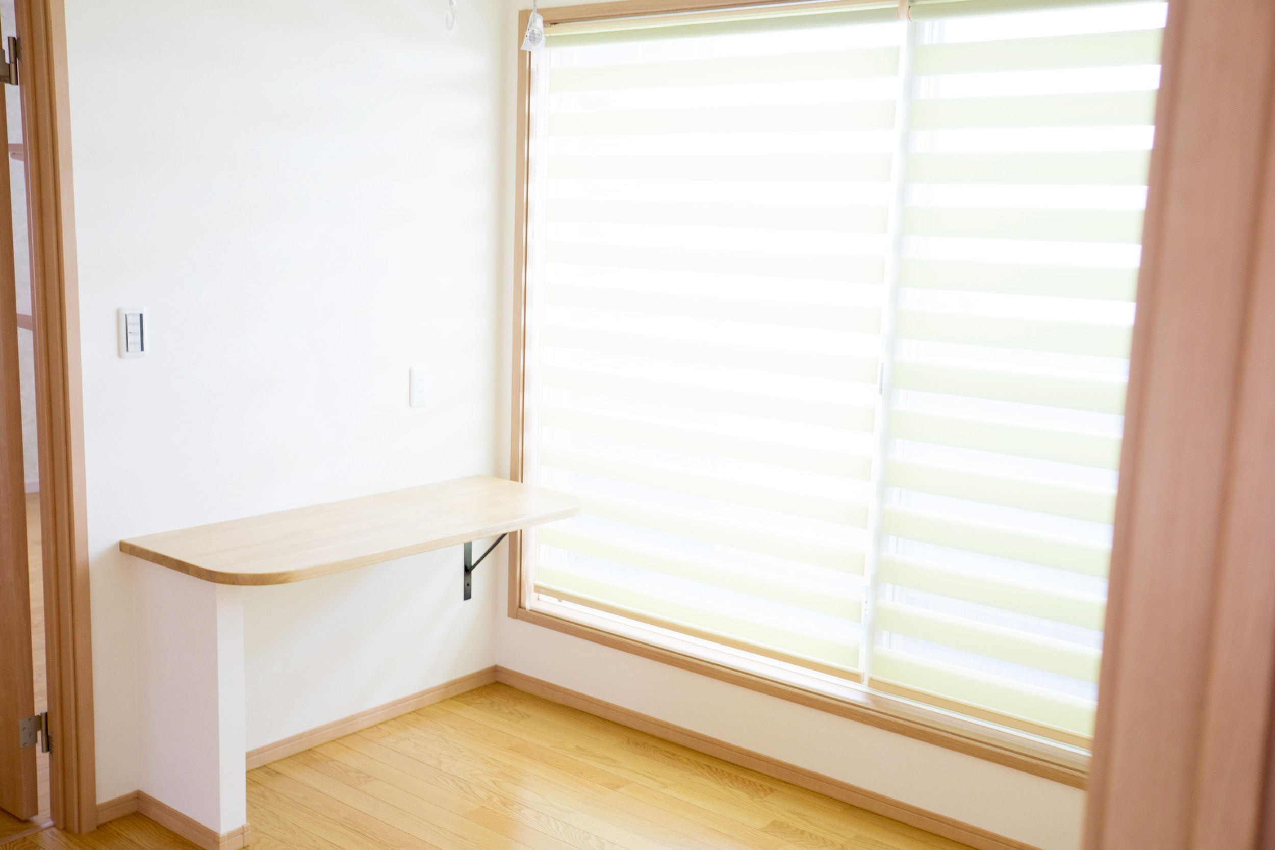 2階ホールにはちょっとした作業ができるカウンターも。