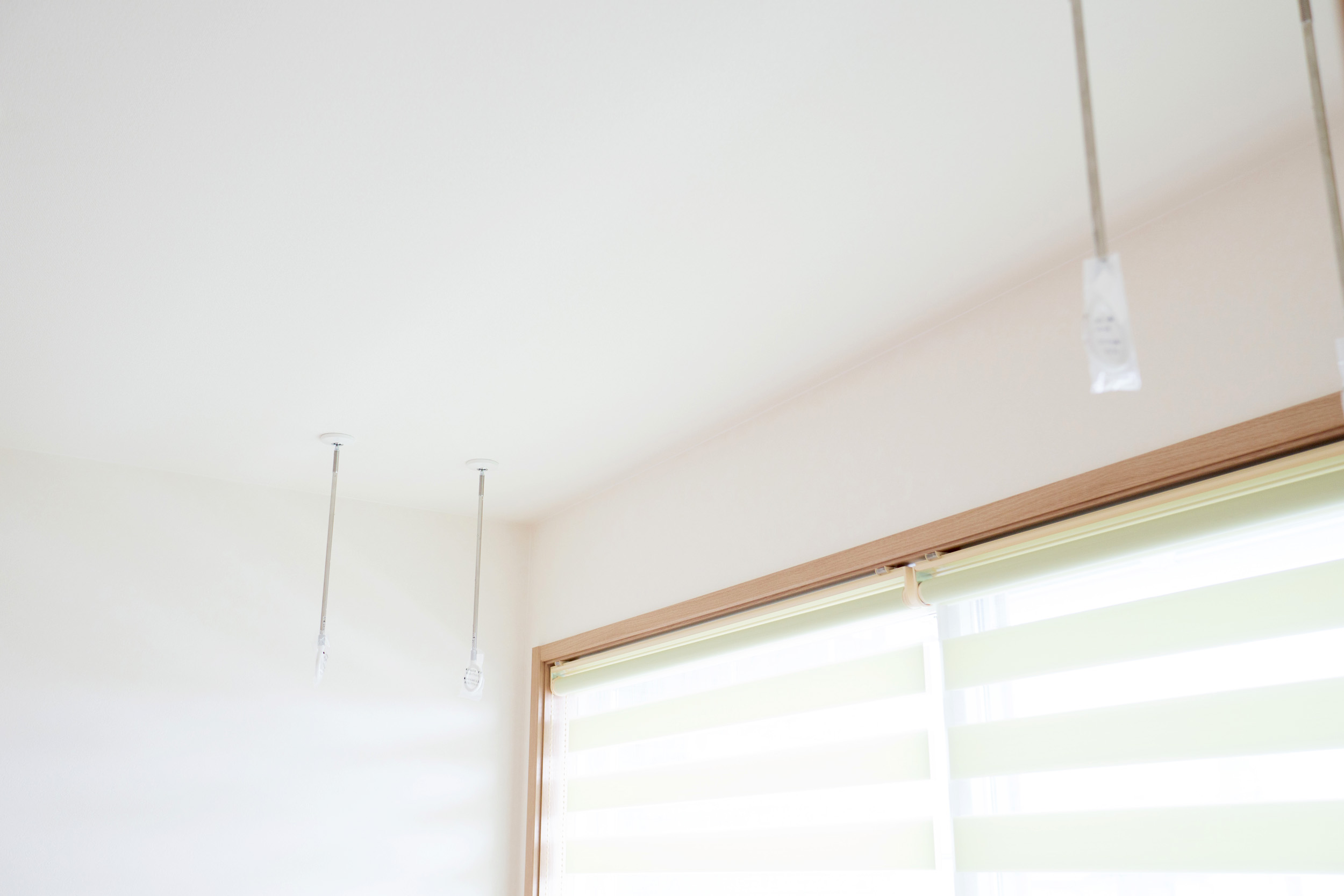 天井には洗濯物を干せるように器具を設置。