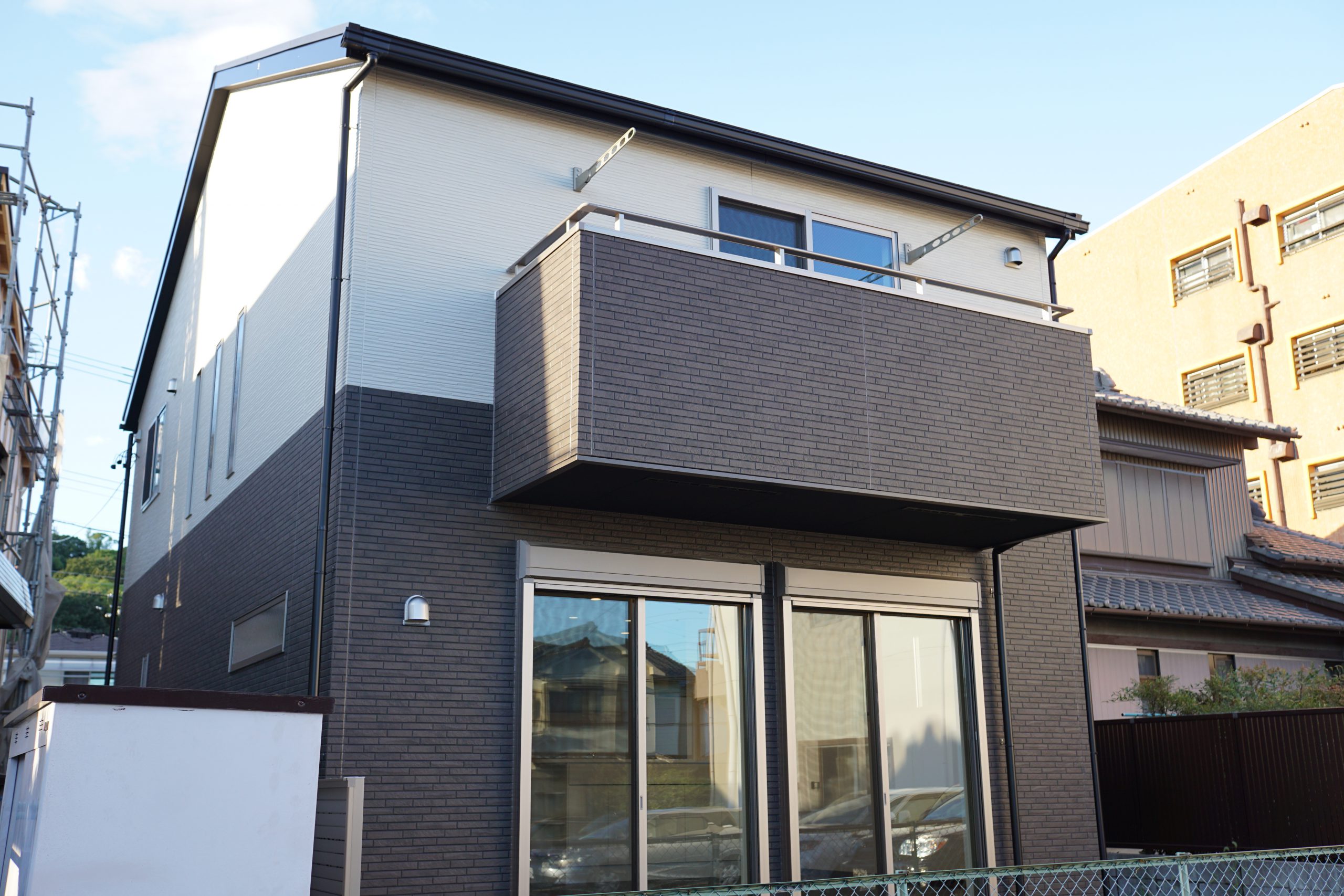 内装と同じくコントラストが綺麗なシックな外観。