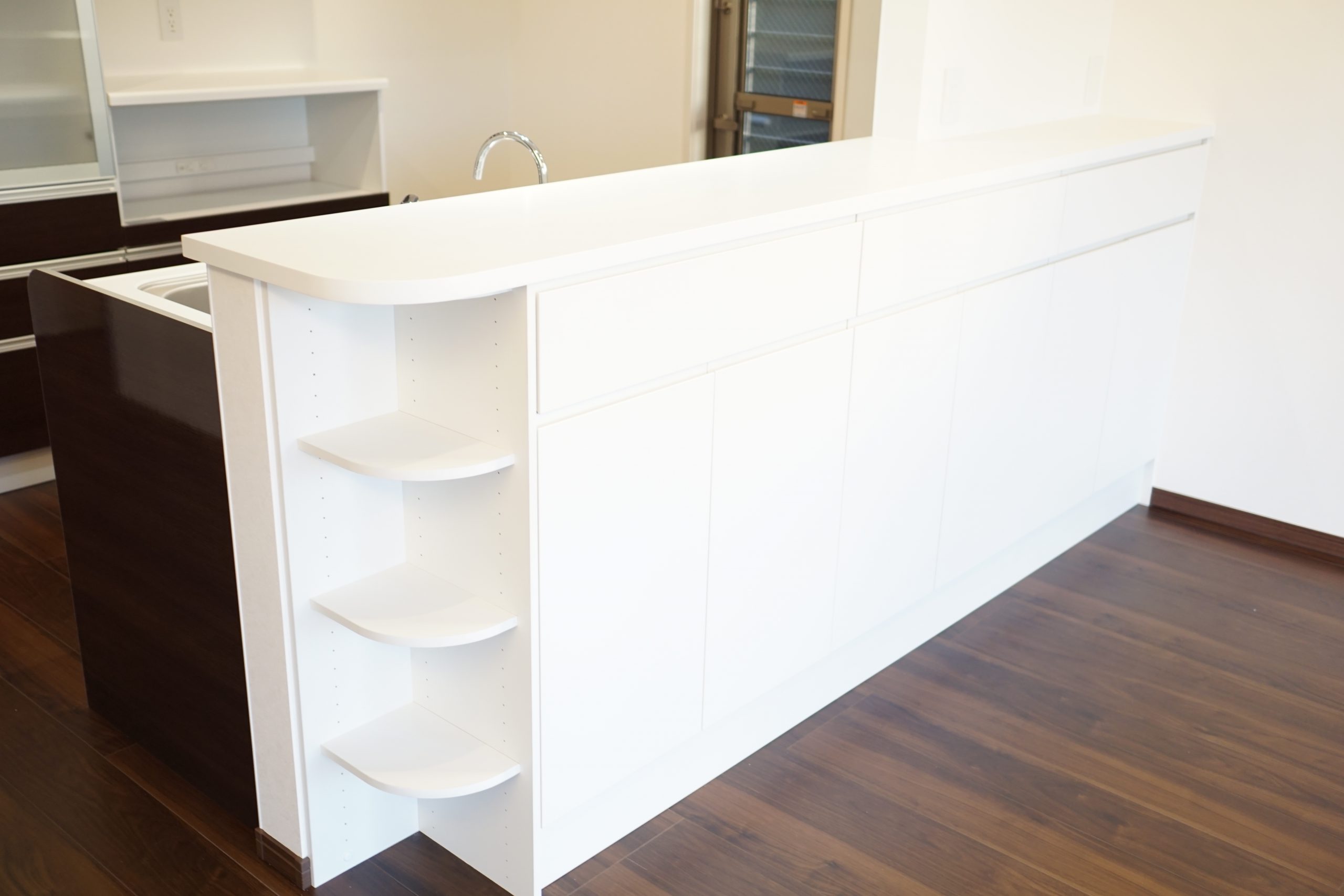 キッチンは背面が収納になっています。