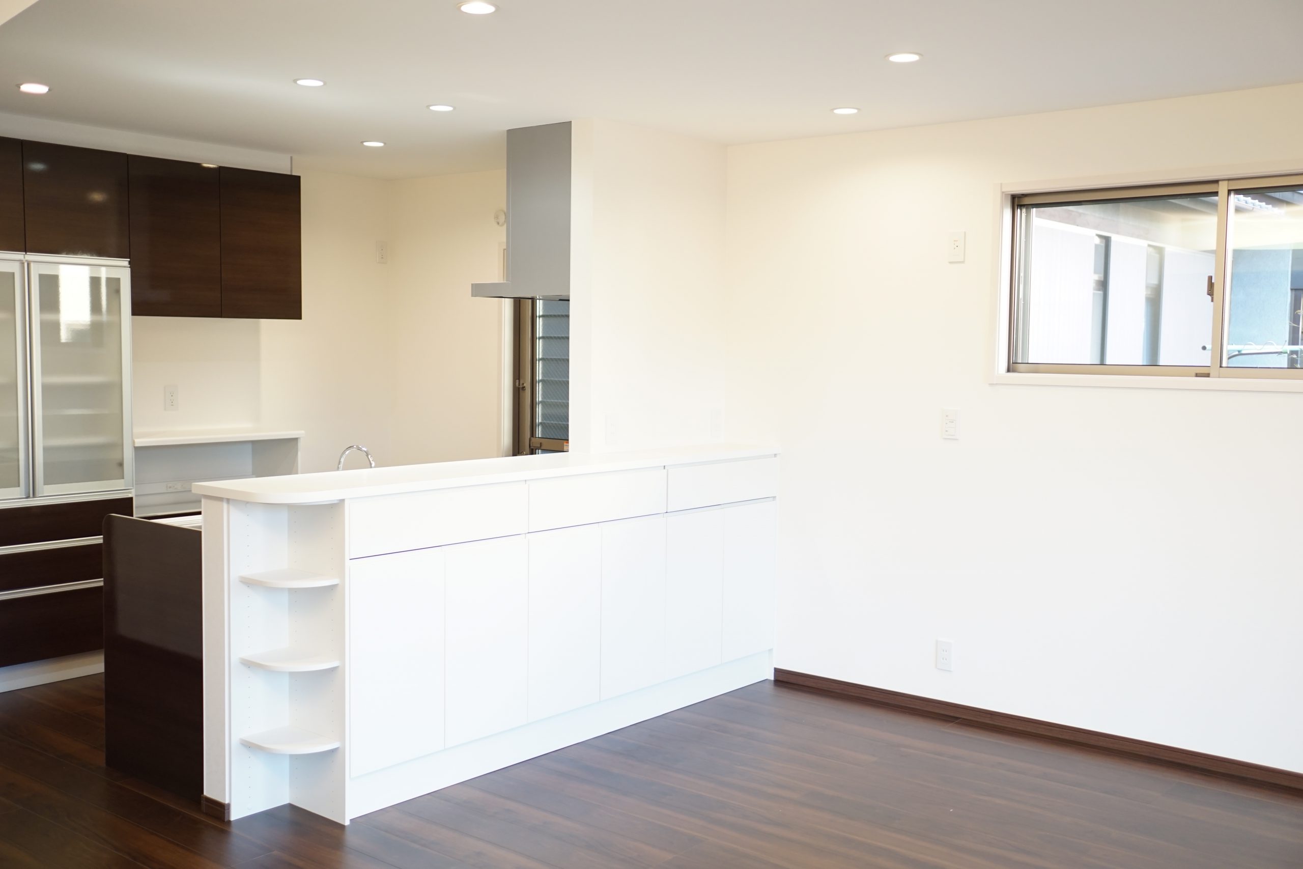 LDKは足元を濃い色にして上部を白で統一することで開放感を出しています。