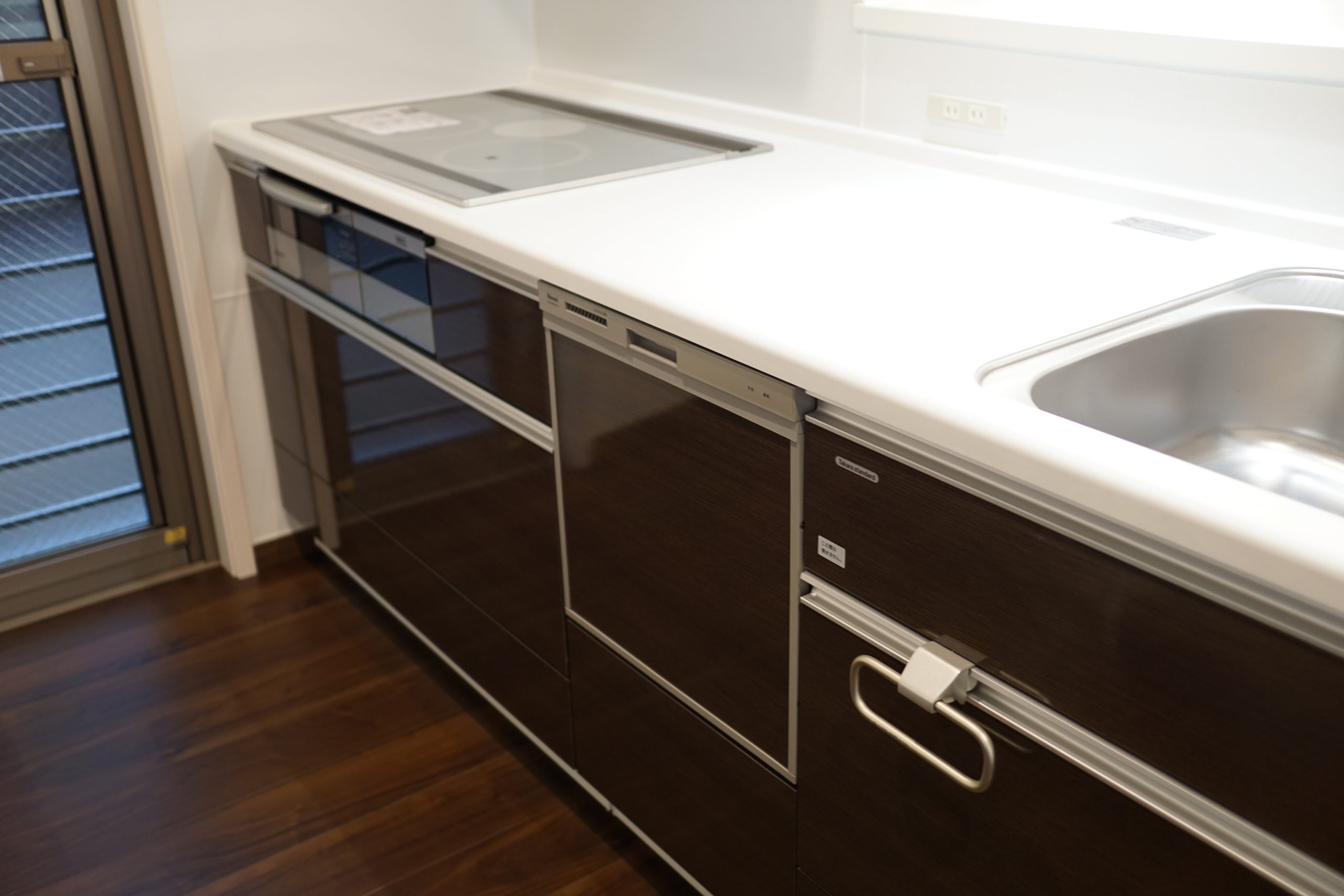 お手入れのしやすいIHコンロとホーローのキッチン。