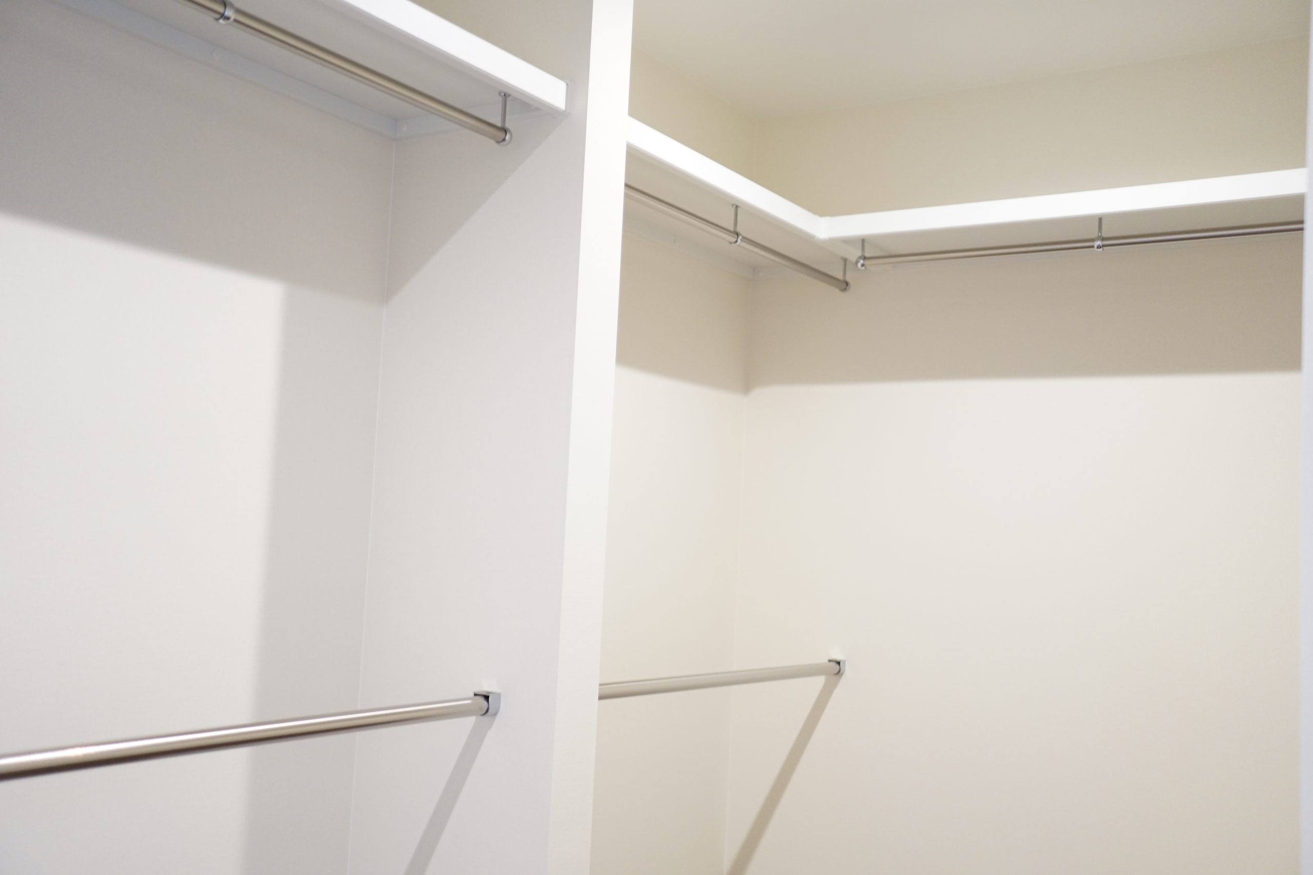 収納力のある大きなウォークインクローゼット。