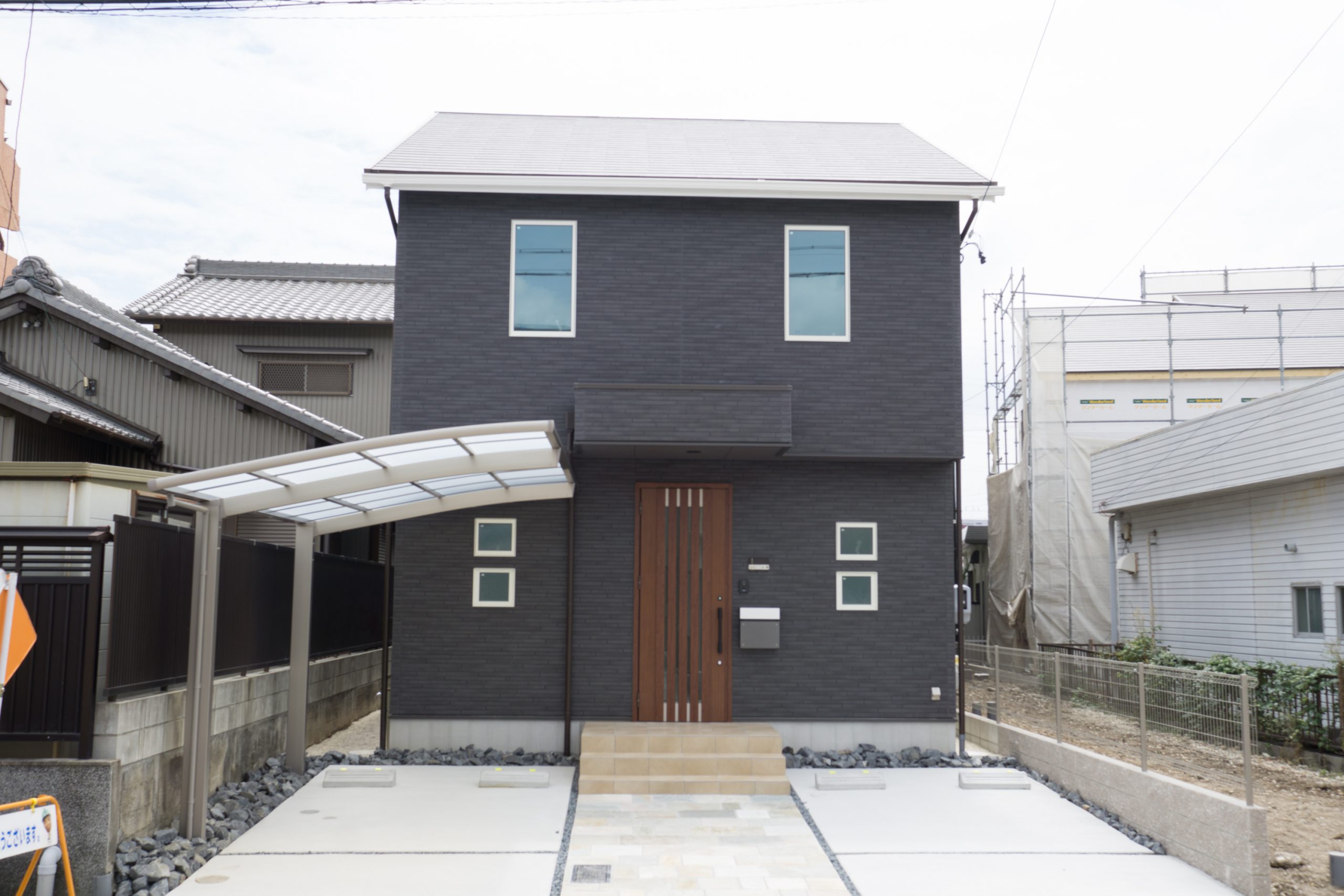 シンメトリーに配置された窓が落ち着いた雰囲気を生み出しています。