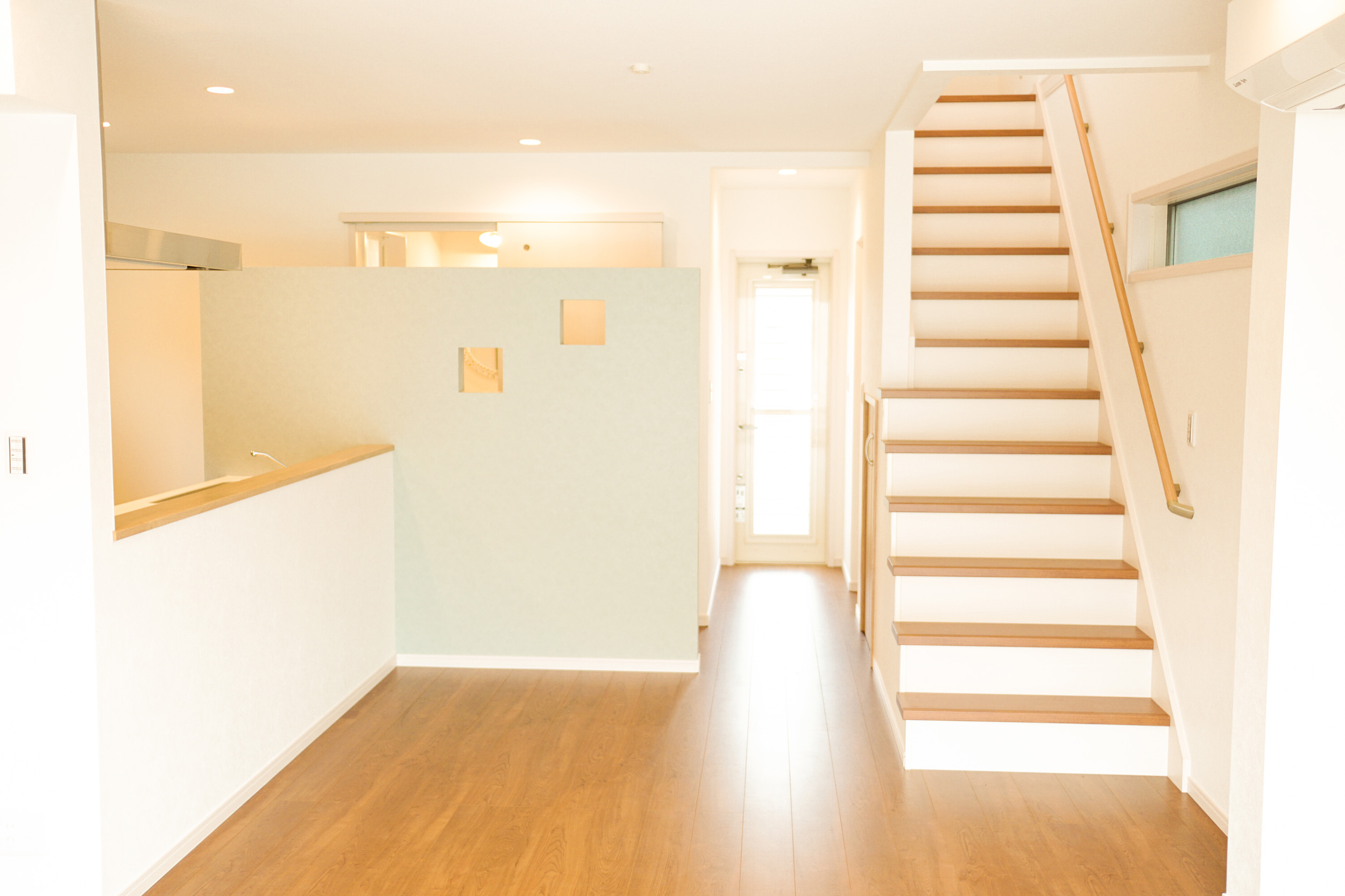 キッチンサイドの壁は天井から離れているので奥行き感を出しつつサニタリースペースの出入り口を上手く隠しています。