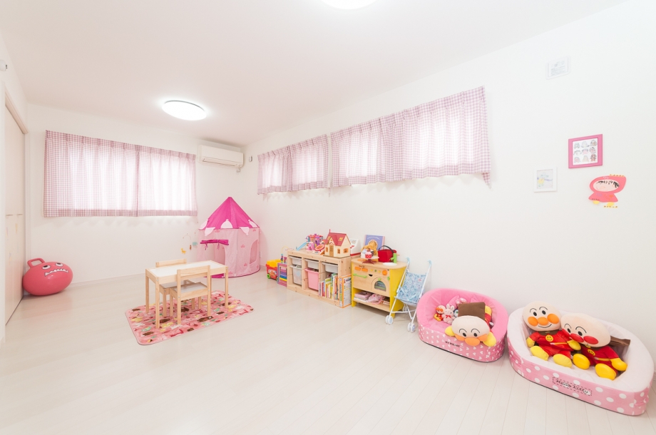 明るく清潔感のある白を基調とした子供部屋