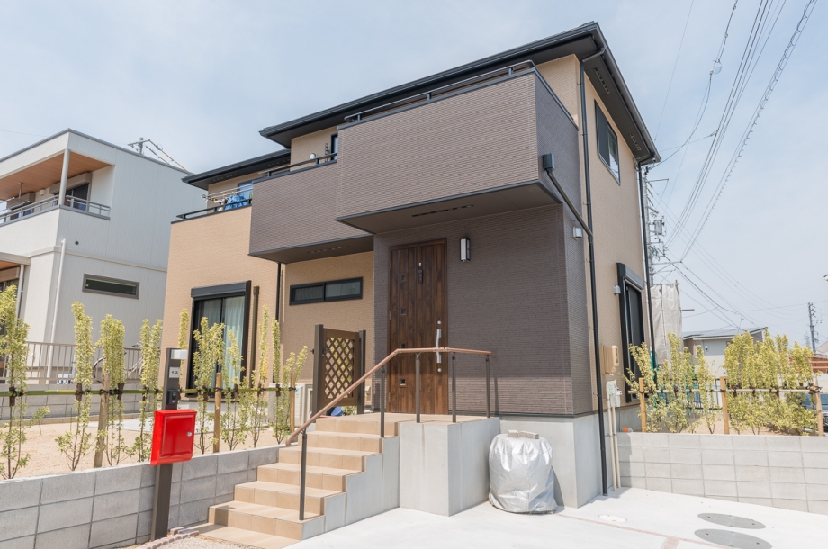 大きなバルコニーと十分なお庭スペース。日当たりや土地の良さを上手く活かしています。