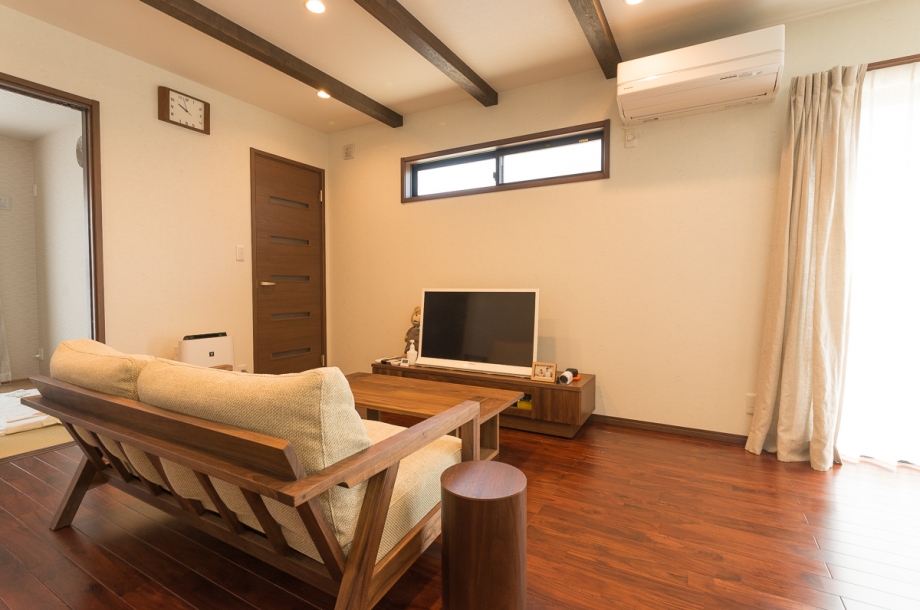 リビングはダークブラウンで統一した重厚感のある落ち着いた印象。