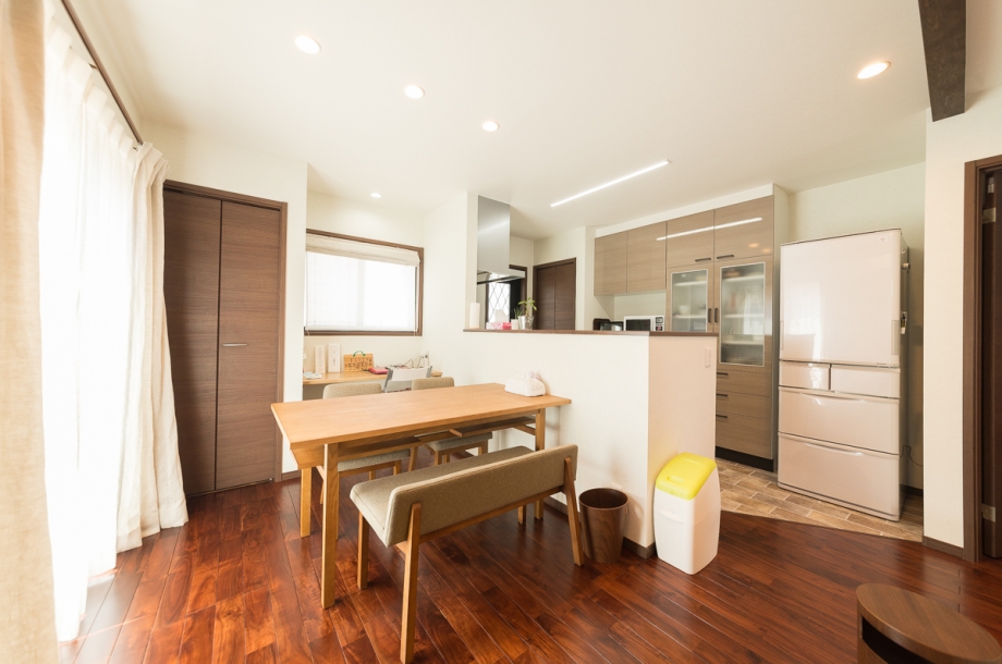 日当たりの良さを活かした明るいダイニングとキッチン。