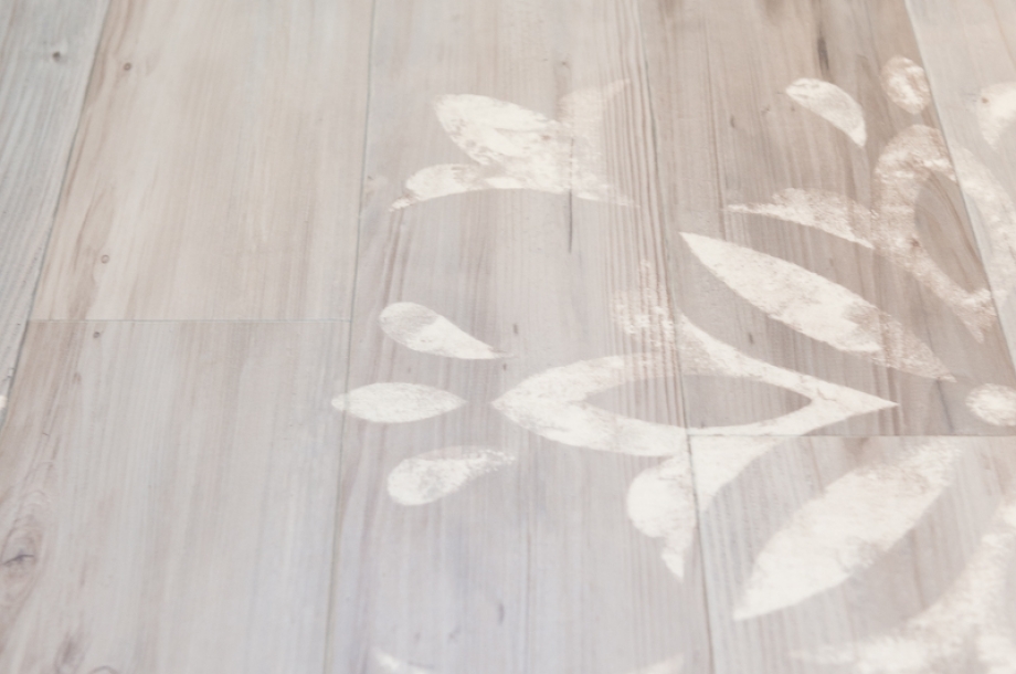 洗面室の床には無垢材のようなデザイン性の高いクッションフロアを利用。