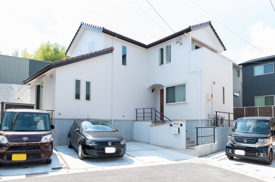 カフェスタイルに統一された外観は、真っ白な外壁に立体感のある洋瓦の屋根が特徴的。