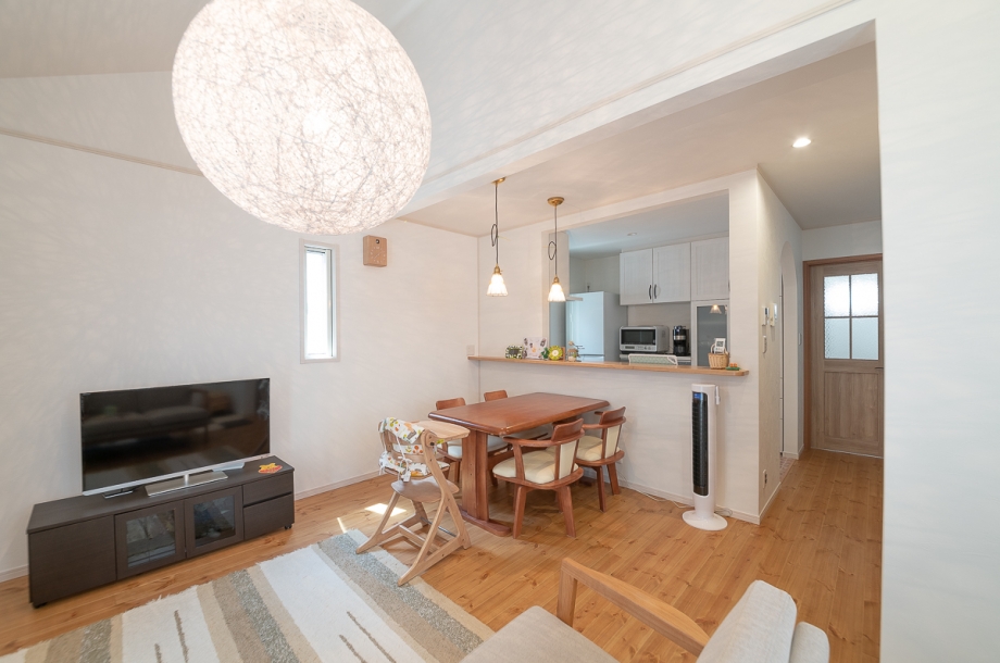 漆喰の塗り壁や無垢材のフローリングが印象的なLDK。自然素材は呼吸をする素材なので、いつでもさわやかな空気を感じられます。