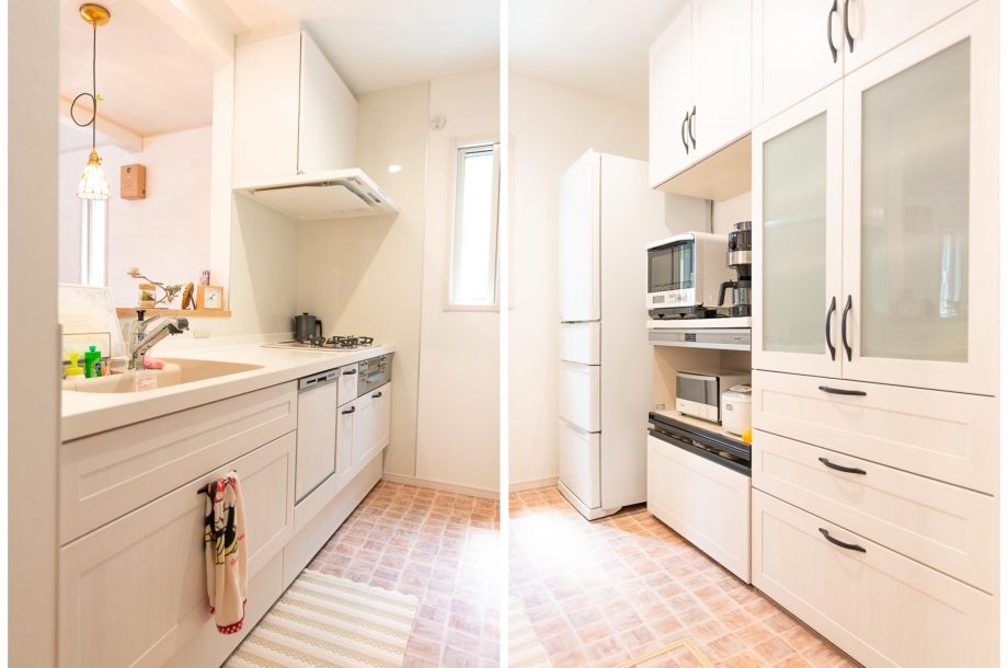 淡い木目調のデザインで合わせたキッチンとキッチン収納。この部分だけは床が防水性の高いものになっており、お手入れが快適にできるようになっています。