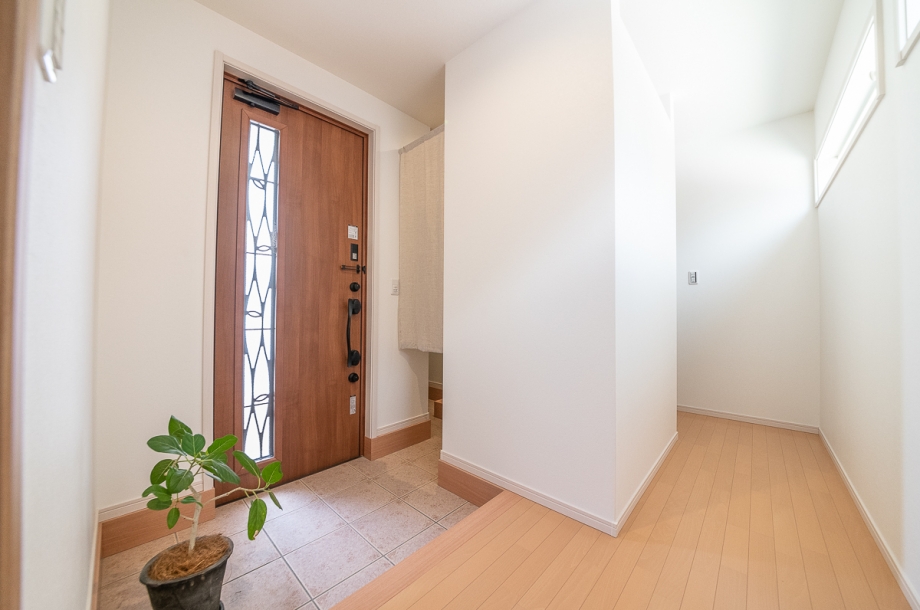 あえて収納を一切置かないスッキリとした玄関。写真の奥にある土間収納から出入りすることでいつでも玄関を綺麗にしておくことが可能です。