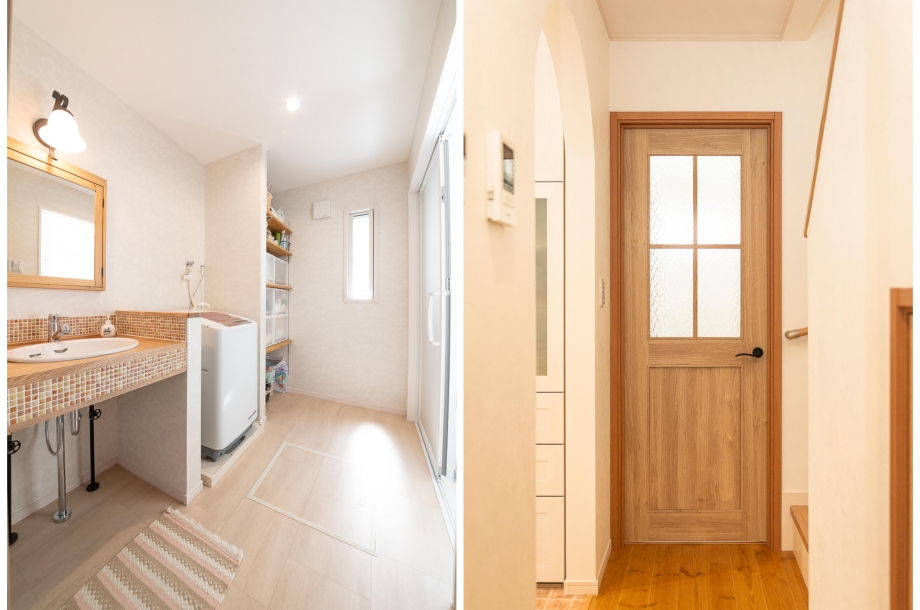 左：造作で作られたオリジナルの洗面化粧台。奥に収納を作ることで使い勝手もカバーしています。右：扉のひとつひとつにまでこだわり、家全体でカフェスタイルの空間を作り出しています。