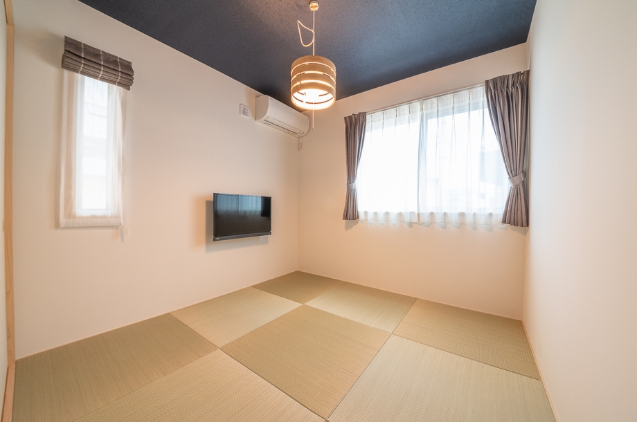 モダンな雰囲気の和室。半畳の畳やネイビーの天井など他の部屋との相性も考えたデザインが、家全体の統一感を演出しています。