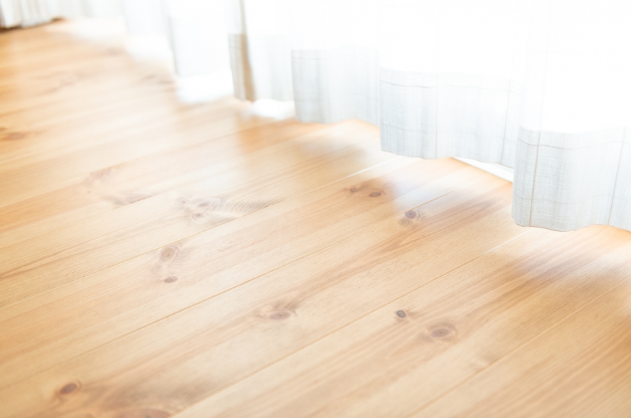 リビングのフローリングはパインの無垢材。柔らかな触り心地と色合いが印象的で、節の多い木目が他のフローリングには出せない個性を生み出しています。