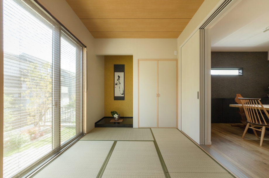 リビングに併設された和室は床の間もある本格的な仕様。窓の外には四季を感じられる庭が見えます。