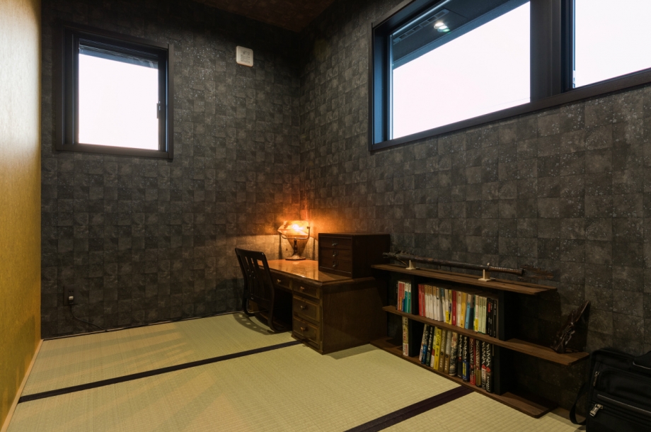 小上がりの畳スペースは書斎として利用、落ち着いた雰囲気で自分の時間を過ごすことができます