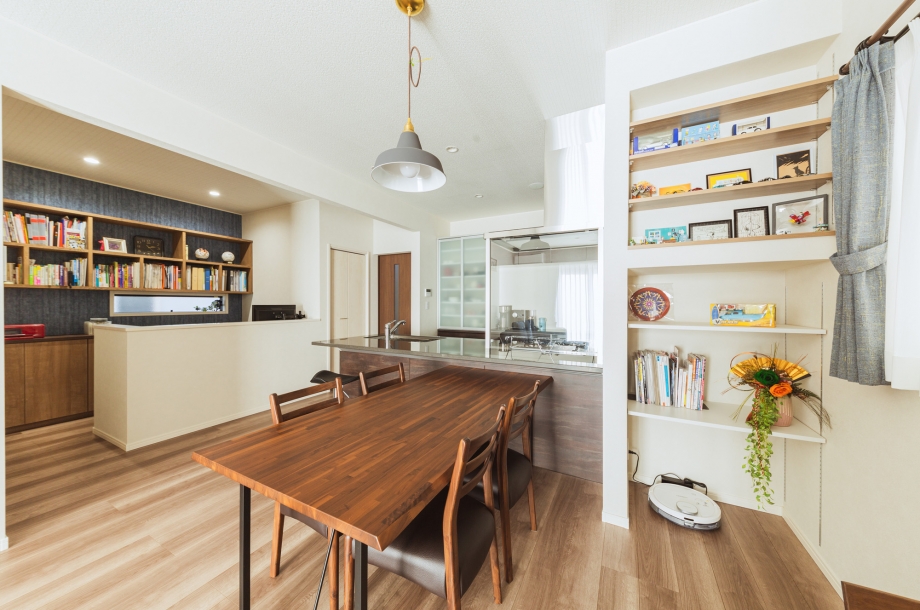 キッチンダイニングの横には書斎になるフリースペースもあり、一日の大半をLDKで過ごせるように設計されています。