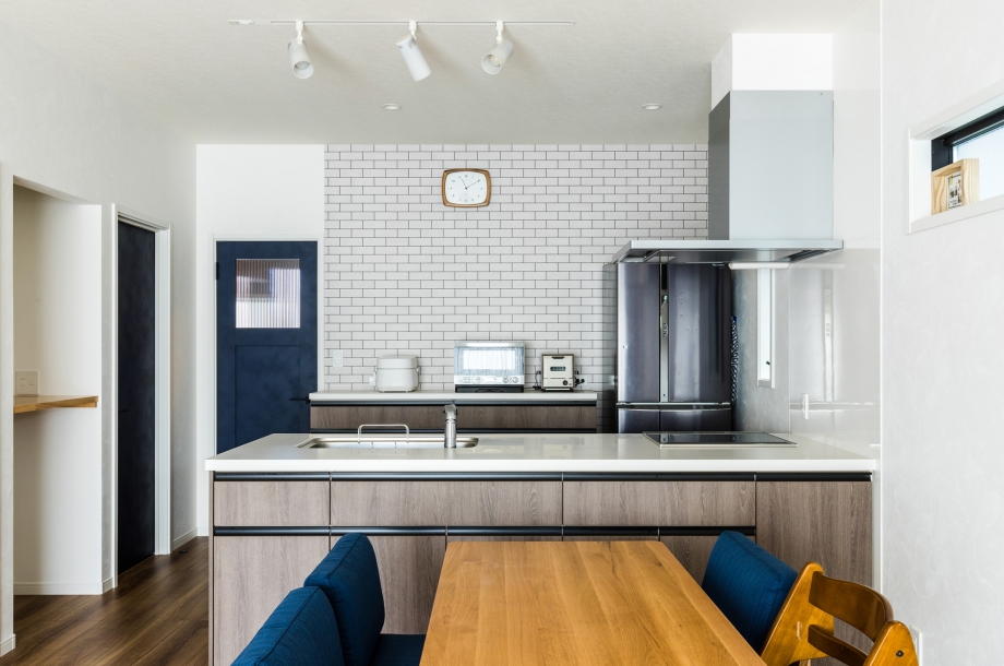 キッチンの背面は実は本物のタイルではなくて壁紙です。それでも立体感があるので部屋全体が引き締まって見えます。