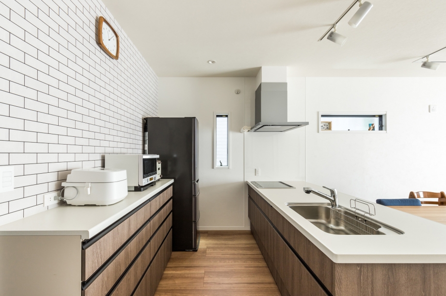 目に見える部分はスッキリとさせながらも収納量もしっかり。使いやすそうなキッチンです。