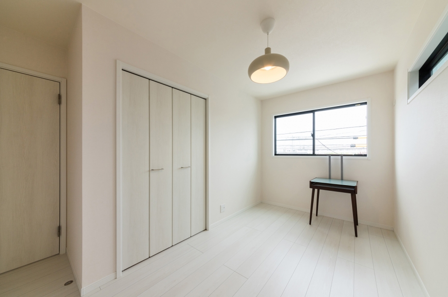 子ども部屋は白をベースにして爽やかな印象に。自然と掃除をするようになりそうですね。