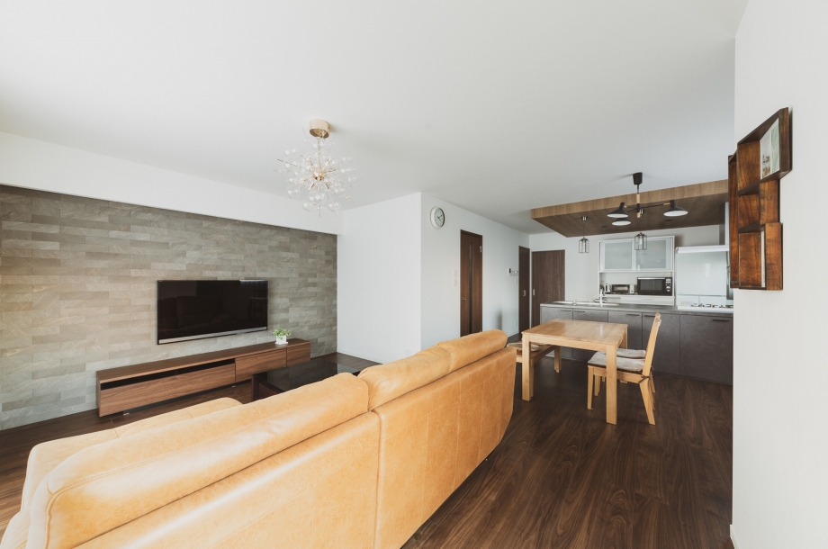 シックで統一感のある色使いが素敵なインテリアは奥様のコーディネート。