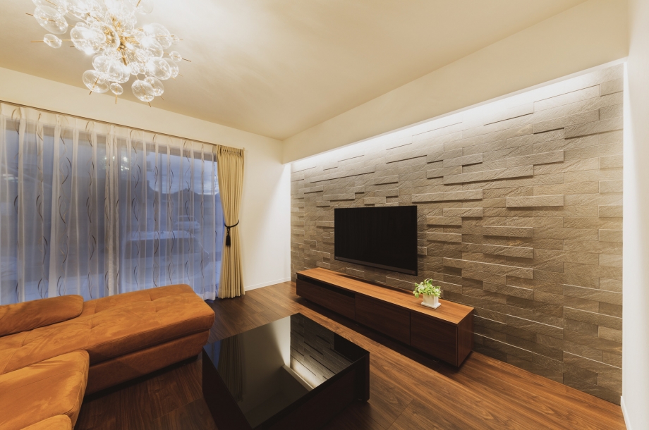 テレビ台の上の壁には間接照明があり、夜になると昼とはまた違った雰囲気を楽しめます。