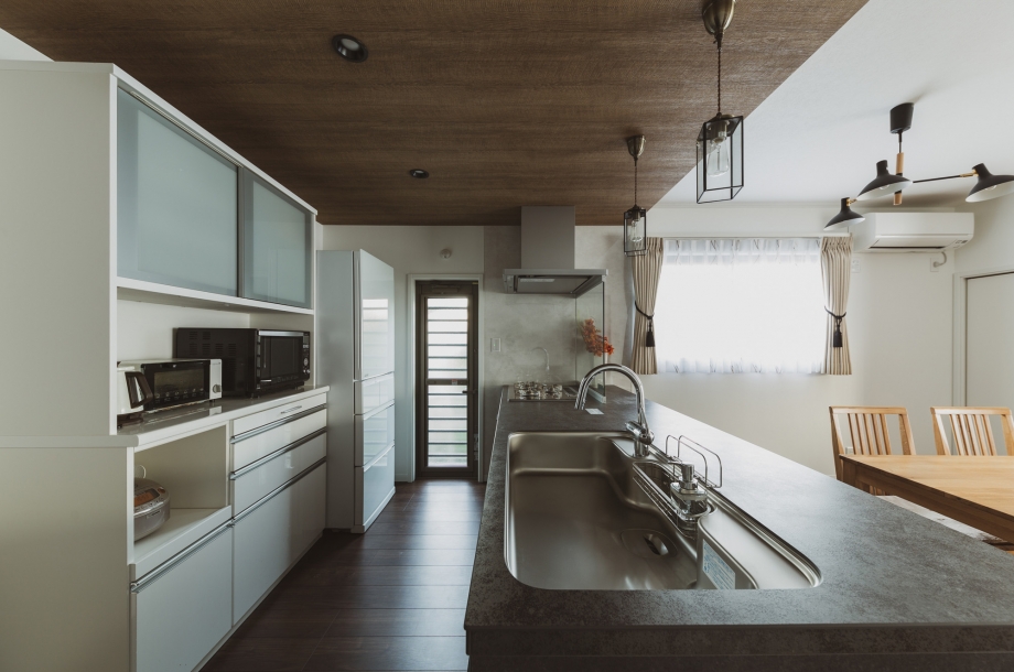 キッチンの背面も収納になっているのでオープンキッチンでも、いつでもスッキリした状態を保てているみたいです。