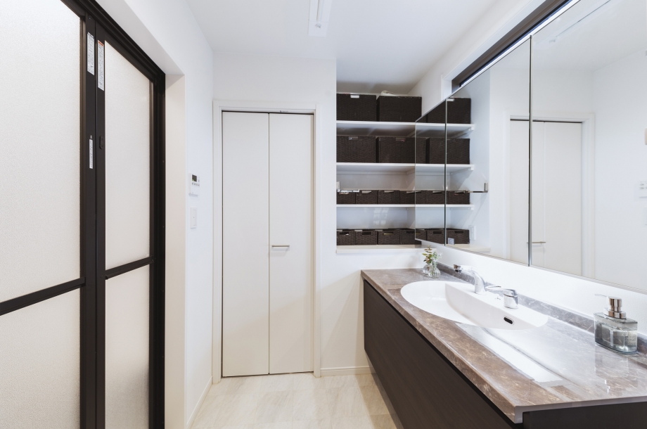 洗面室も収納量が多く、目に見える部分は常にスッキリしています。