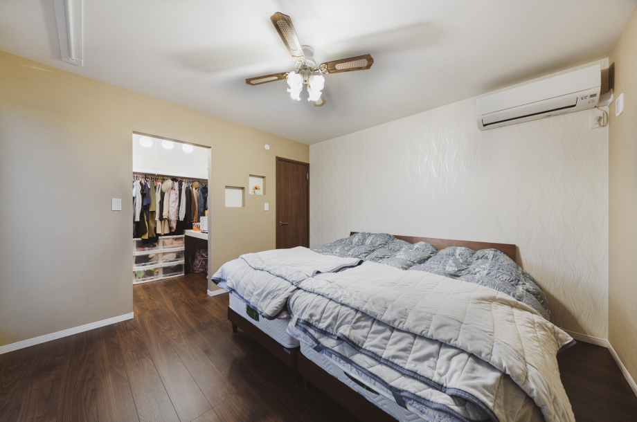 シックな雰囲気の寝室。ウォークインクローゼットもあり収納量も豊富です。