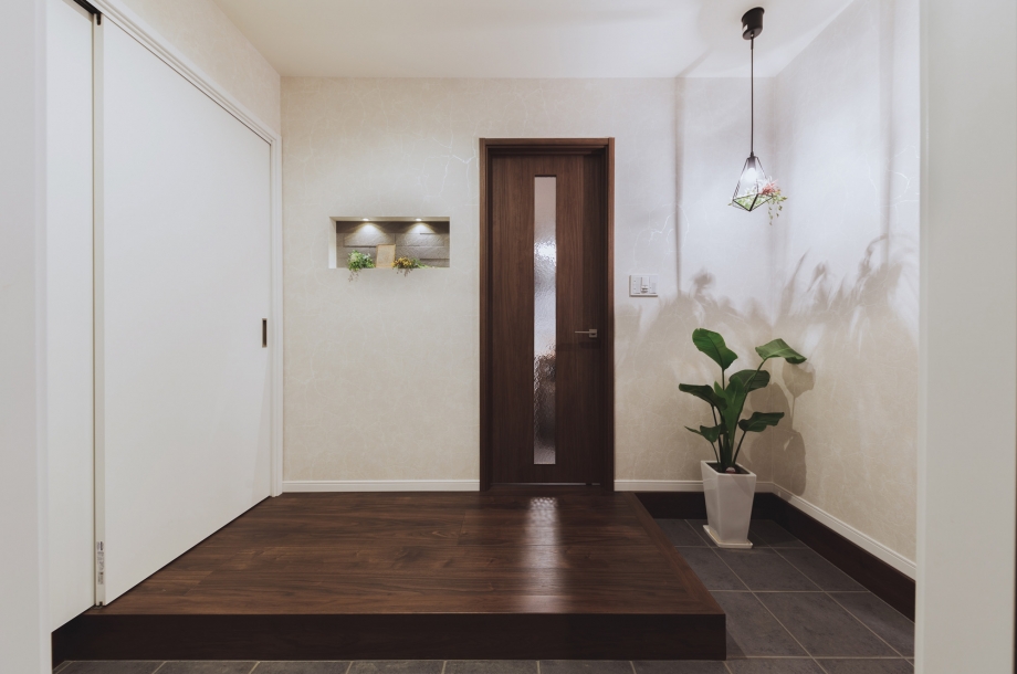 下駄箱ではなくクローゼットタイプの靴収納を作ることで玄関をスッキリとした印象にしています。