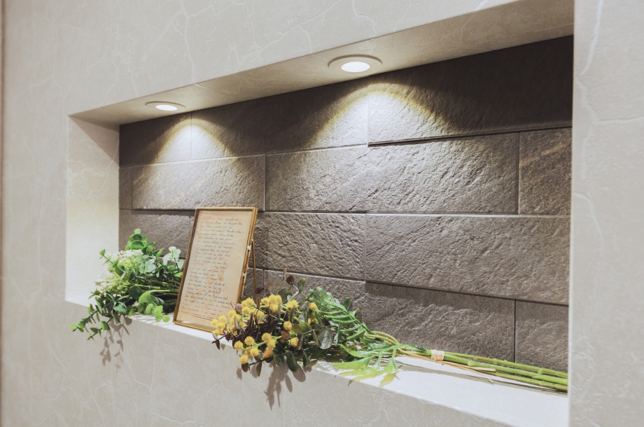 玄関のニッチにも照明がついており、玄関をおしゃれに演出してくれています。