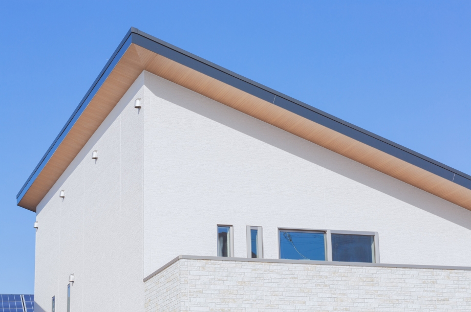 屋根の軒やバルコニーの貼り分けなど外観の立体感を出す工夫も随所に。