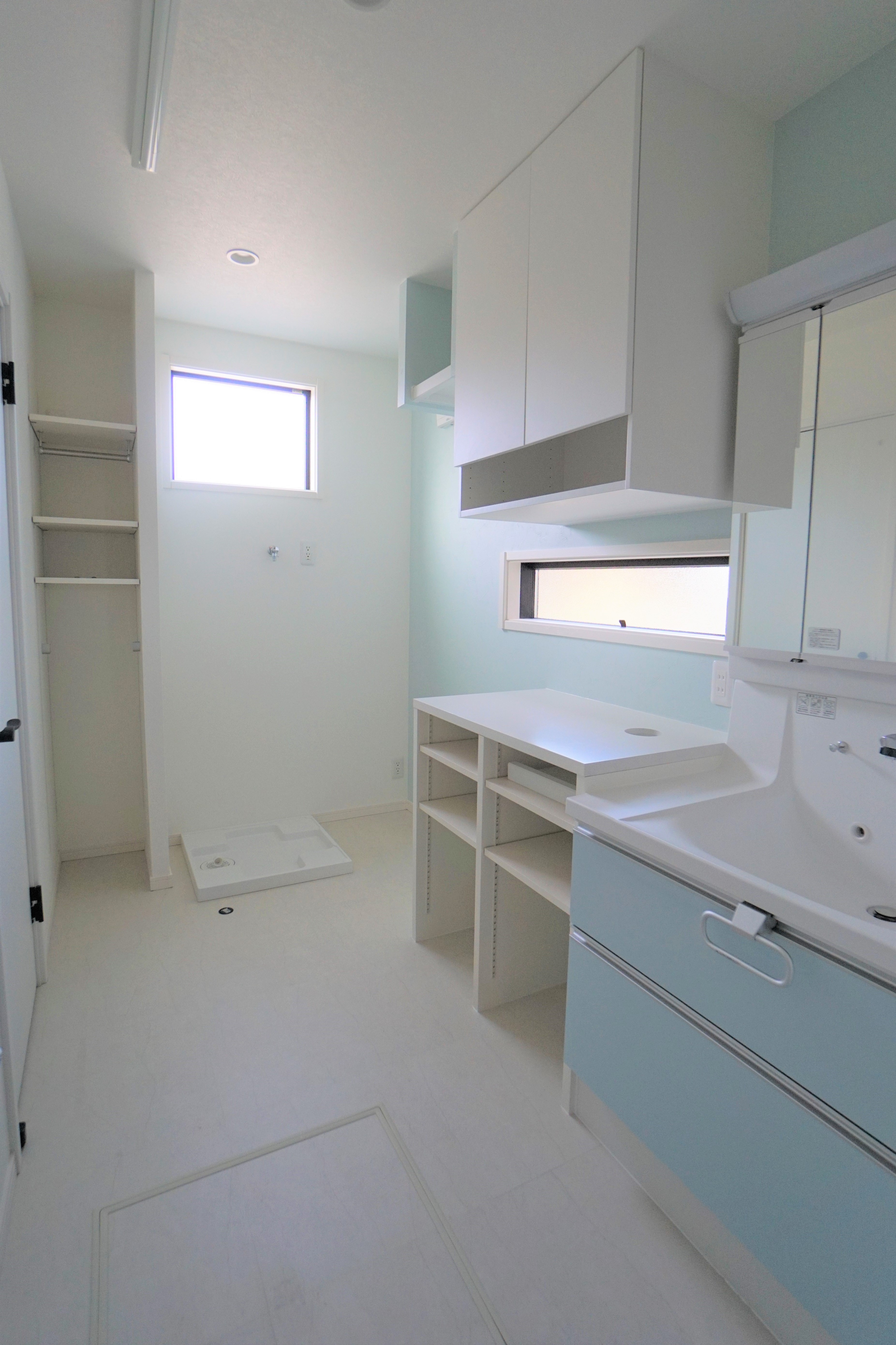 家の中でも家事、生活動線の高い洗面室は、広々としたスペースを確保しています。<br />
洗面台の色と合わせたライトブルーのアクセントクロスも爽やかですね。<br />
