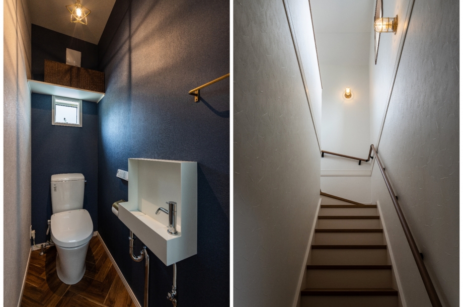 トイレにはヘリンボーンの床や室内扉に合わせたアクセントクロスなど、他の部屋と共通したデザインを用いることで統一感を出しました。階段の照明もLDKなど他の部屋で使われている照明を使うこともこだわりのひとつです。