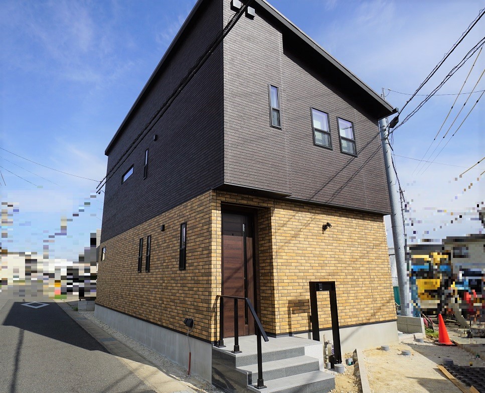 外壁はブラックとレンガ調のサイディング張りでスタイリッシュに。片流れの屋根がピッタリとマッチしています。