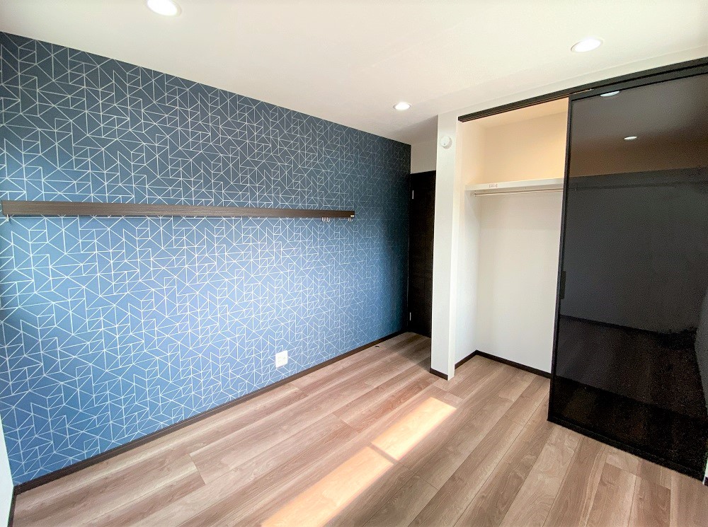 洋室はガラス張りのクローゼット扉を使用しています。アクセントクロスともマッチしていて、とてもオシャレに仕上がりました。