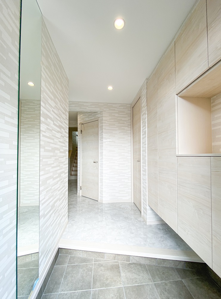 内観は淡い色調をベースにし、温かな印象を持たせながらも、大理石調のフロアタイルを使用することで、一味違うスタイリッシュさを兼ね備えています。