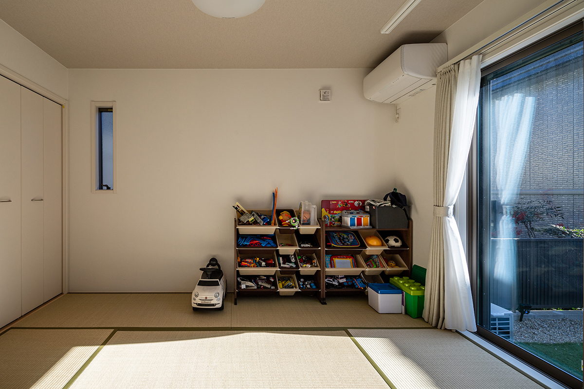 LDK横の6帖の和室は、仕切り戸を開けてリビングの延長として使用することもできます。<br />
また、お子様の遊び場や来客の寝室としてなどフレキシブルに活用でき、とても便利です。