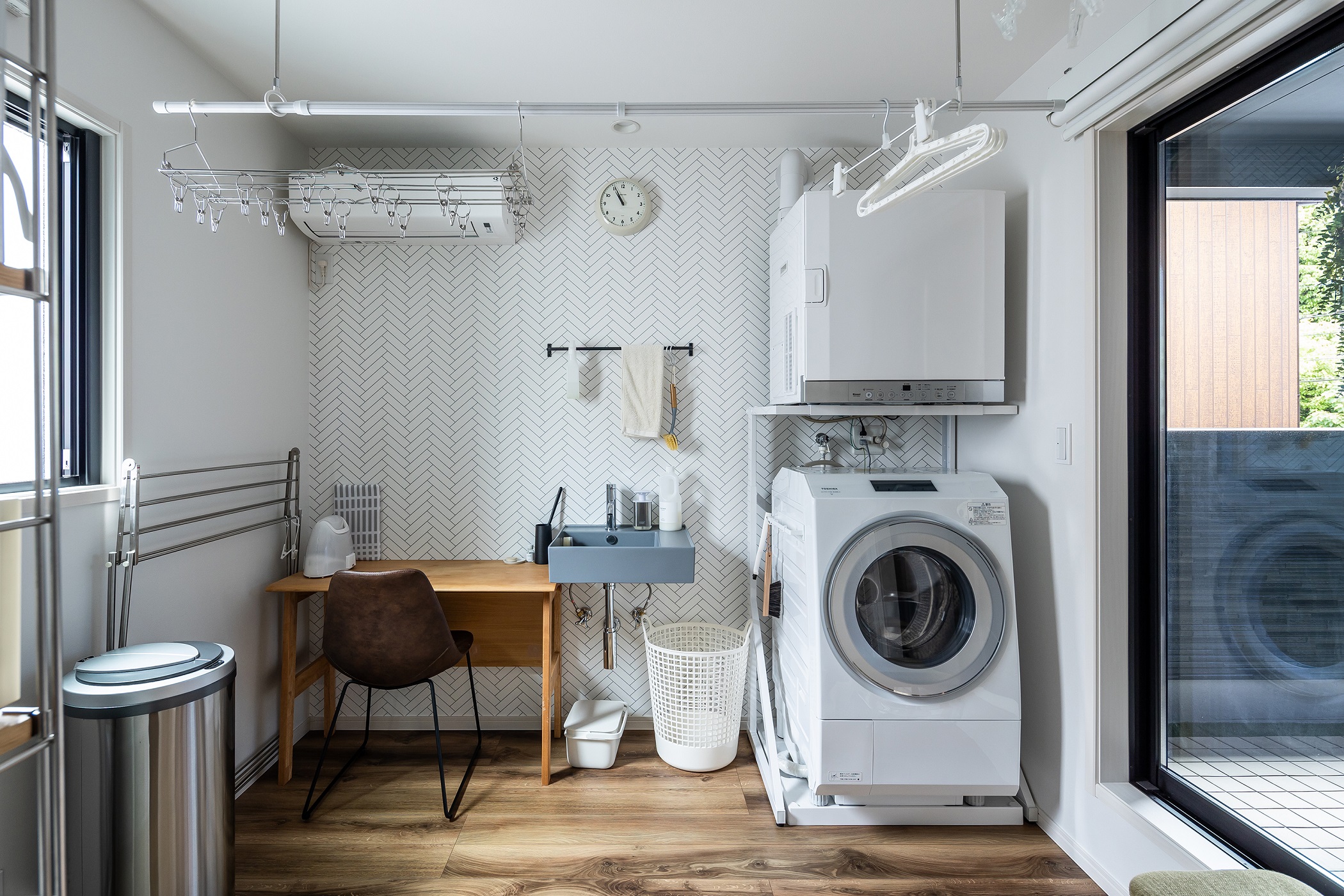 バルコニー横にある4.5帖のランドリールームには洗濯機、乾燥機、洗面器、家事用デスク、物干しがひとまとめに設置され、洗濯にかかる時間や手間を短縮してくれます。